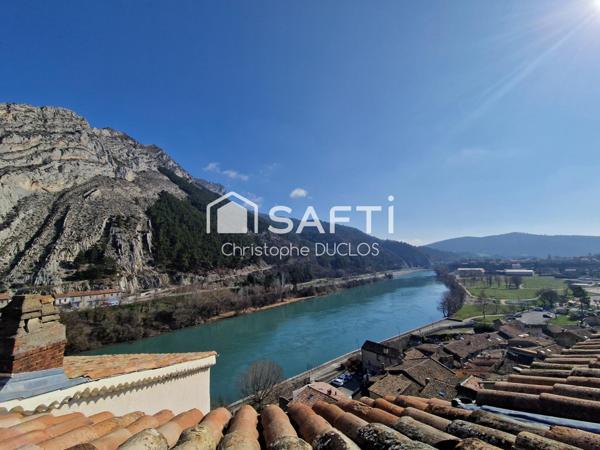Spacieuse maison de ville avec terrasses, caves et garages non attenants.