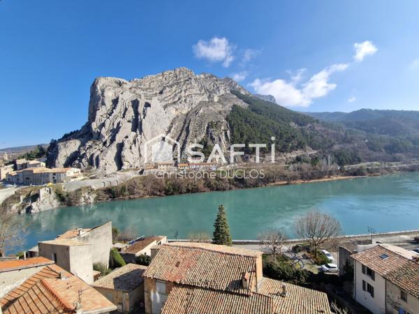 Spacieuse maison de ville avec terrasses, caves et garages non attenants.