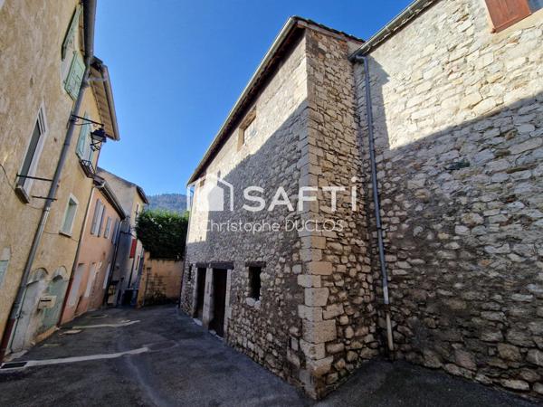 Spacieuse maison de ville avec terrasses, caves et garages non attenants.