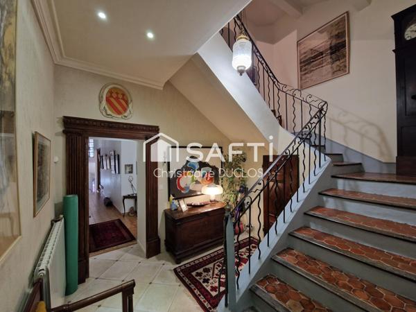 Spacieuse maison de ville avec terrasses, caves et garages non attenants.