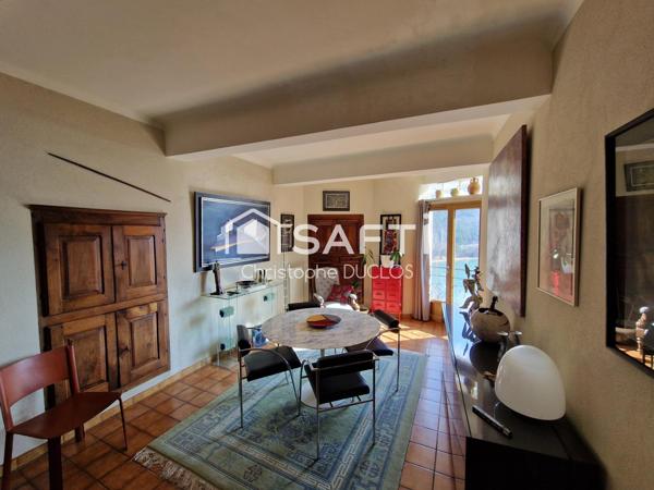 Spacieuse maison de ville avec terrasses, caves et garages non attenants.