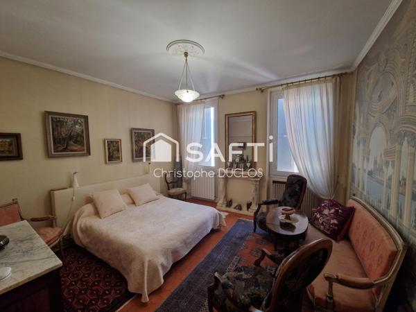 Spacieuse maison de ville avec terrasses, caves et garages non attenants.