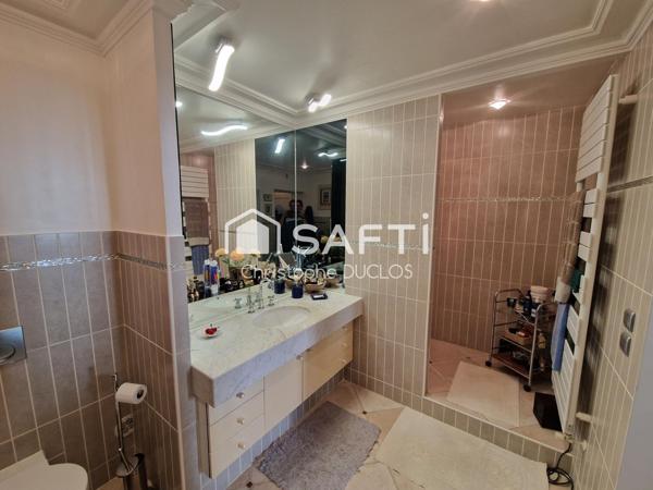 Spacieuse maison de ville avec terrasses, caves et garages non attenants.