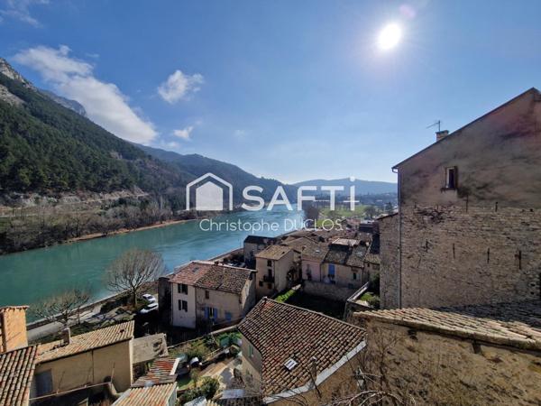 Spacieuse maison de ville avec terrasses, caves et garages non attenants.