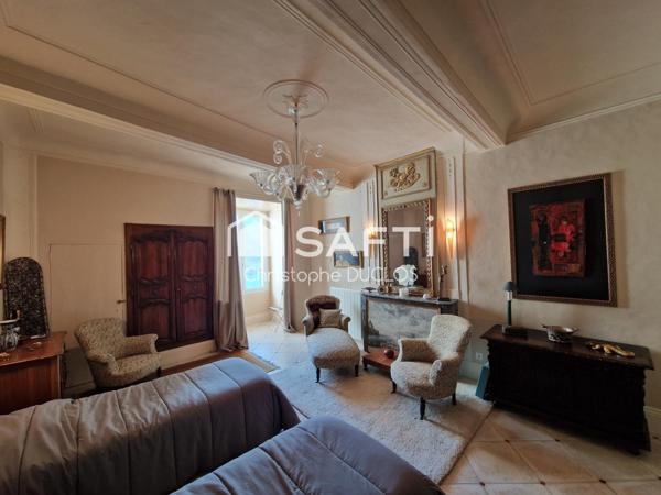 Spacieuse maison de ville avec terrasses, caves et garages non attenants.