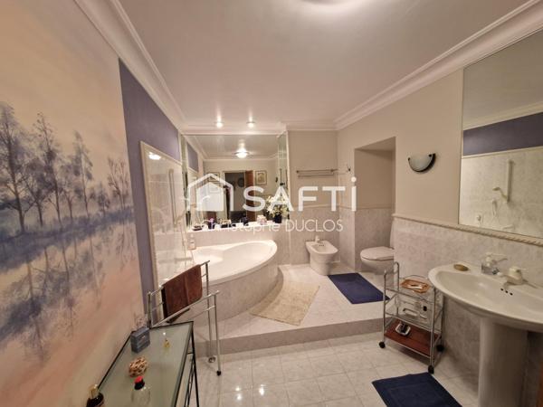 Spacieuse maison de ville avec terrasses, caves et garages non attenants.