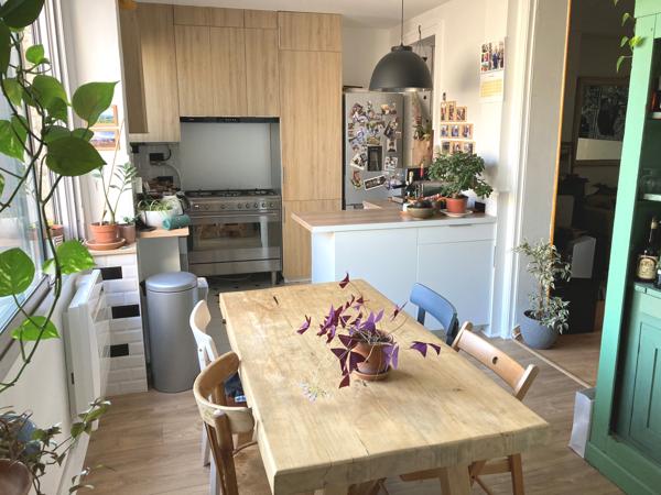 QUARTIER SAINT ANDRE : GRAND T2 TRAVERSANT DANS IMMEUBLE EN PIERRE