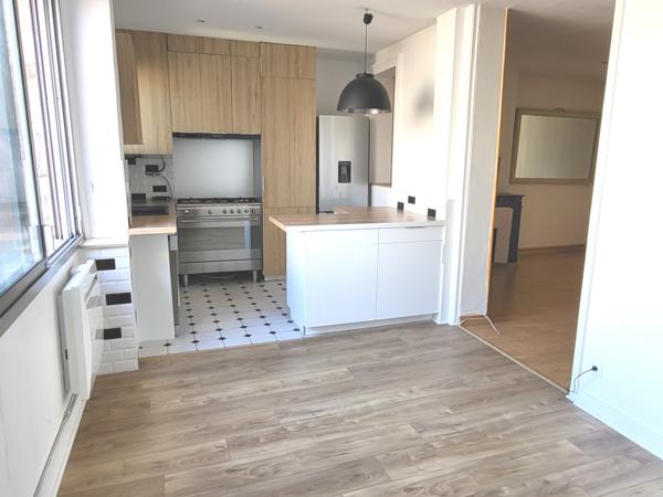 QUARTIER SAINT ANDRE : GRAND T2 TRAVERSANT DANS IMMEUBLE EN PIERRE