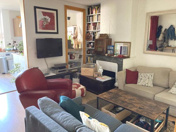 QUARTIER SAINT ANDRE : GRAND T2 TRAVERSANT DANS IMMEUBLE EN PIERRE