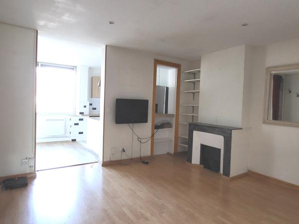 QUARTIER SAINT ANDRE : GRAND T2 TRAVERSANT DANS IMMEUBLE EN PIERRE
