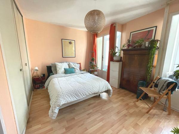 QUARTIER SAINT ANDRE : GRAND T2 TRAVERSANT DANS IMMEUBLE EN PIERRE
