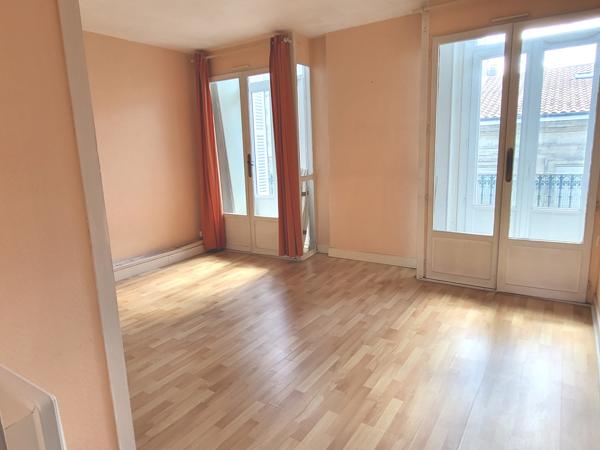 QUARTIER SAINT ANDRE : GRAND T2 TRAVERSANT DANS IMMEUBLE EN PIERRE