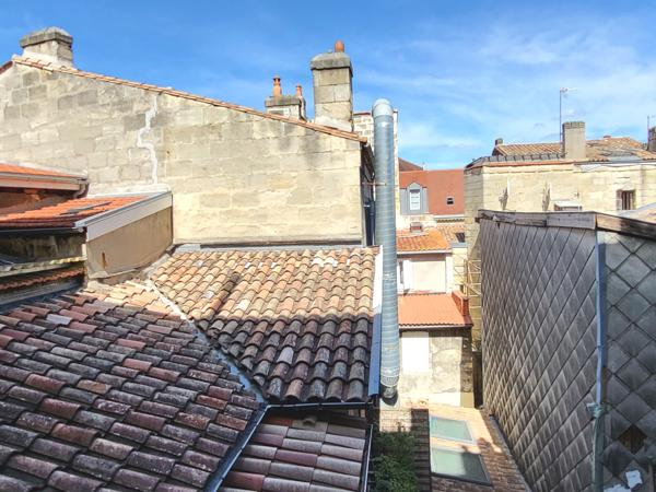 QUARTIER SAINT ANDRE : GRAND T2 TRAVERSANT DANS IMMEUBLE EN PIERRE