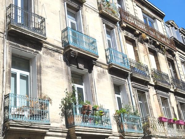 QUARTIER SAINT ANDRE : GRAND T2 TRAVERSANT DANS IMMEUBLE EN PIERRE