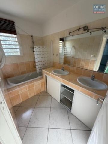 À vendre à La Possession Appartement F3/F4 en rez-de- jardin avec vue mer