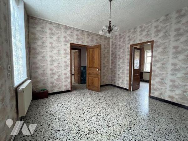  A 5mn d'Hazebrouck, Idéalement située en centre village d'Hondeghem, vaste maison de famille t...