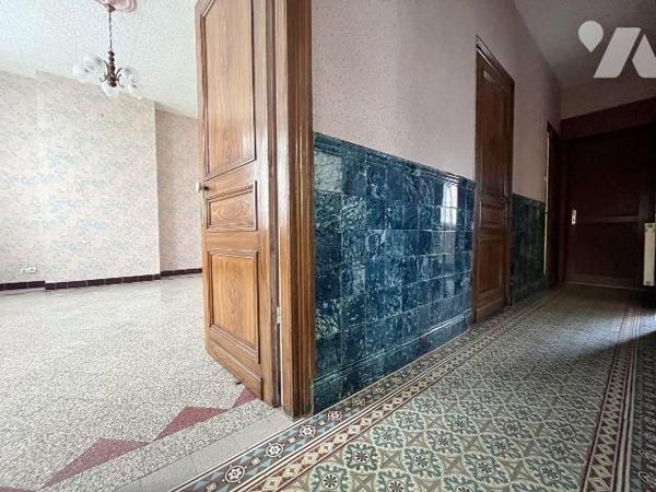  A 5mn d'Hazebrouck, Idéalement située en centre village d'Hondeghem, vaste maison de famille t...