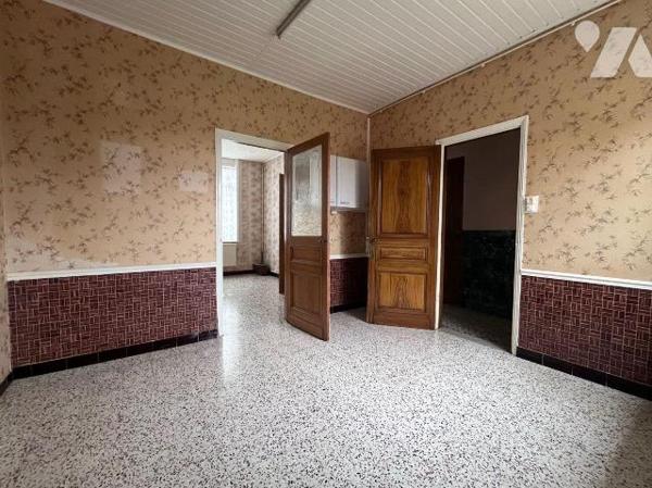  A 5mn d'Hazebrouck, Idéalement située en centre village d'Hondeghem, vaste maison de famille t...