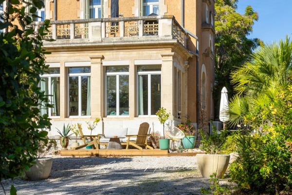 Appartement Bourgeois de 63 M2 Atypique de plein pied à la Ciotat avec un jardin privatif de 830 M2 avec un accès piscine.