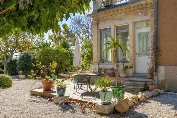 Appartement Bourgeois de 63 M2 Atypique de plein pied à la Ciotat avec un jardin privatif de 830 M2 avec un accès piscine.