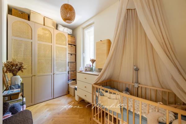 Appartement Bourgeois de 63 M2 Atypique de plein pied à la Ciotat avec un jardin privatif de 830 M2 avec un accès piscine.