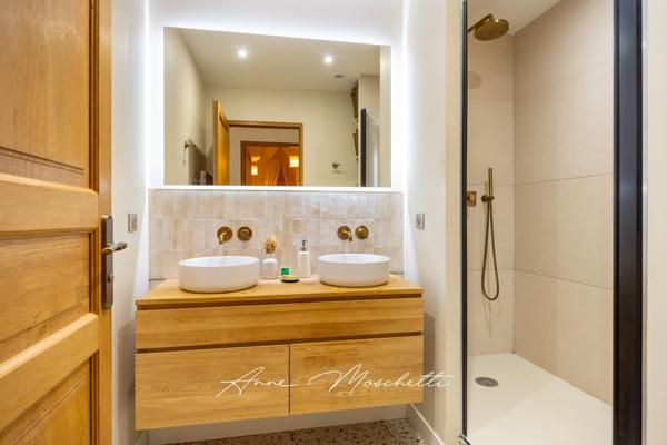 Appartement Bourgeois de 63 M2 Atypique de plein pied à la Ciotat avec un jardin privatif de 830 M2 avec un accès piscine.