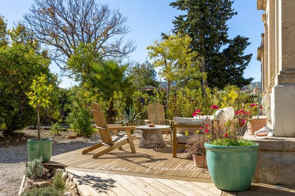 Appartement Bourgeois de 63 M2 Atypique de plein pied à la Ciotat avec un jardin privatif de 830 M2 avec un accès piscine.