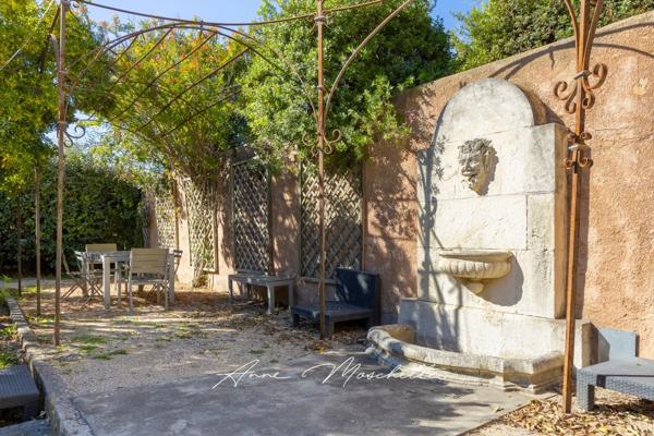 Appartement Bourgeois de 63 M2 Atypique de plein pied à la Ciotat avec un jardin privatif de 830 M2 avec un accès piscine.