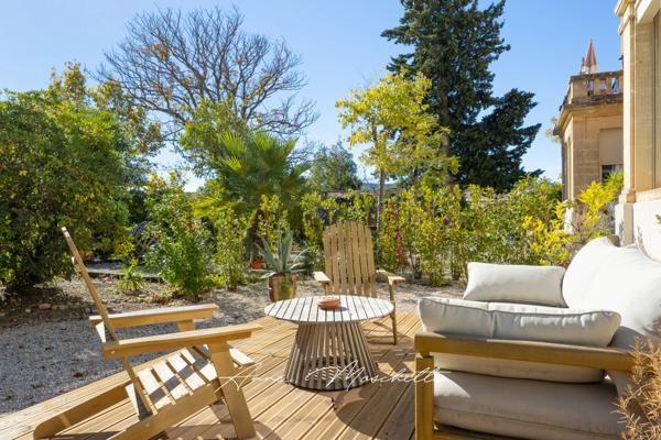 Appartement Bourgeois de 63 M2 Atypique de plein pied à la Ciotat avec un jardin privatif de 830 M2 avec un accès piscine.