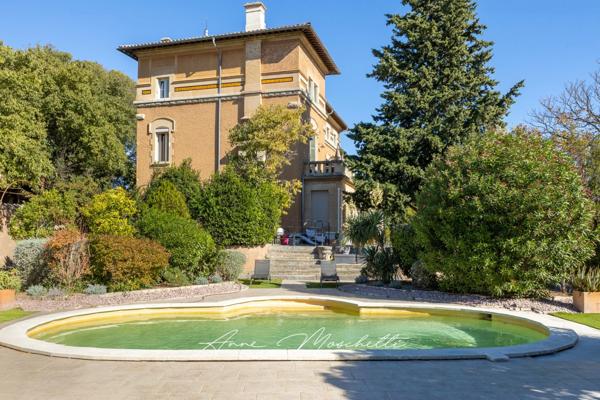 Appartement Bourgeois de 63 M2 Atypique de plein pied à la Ciotat avec un jardin privatif de 830 M2 avec un accès piscine.