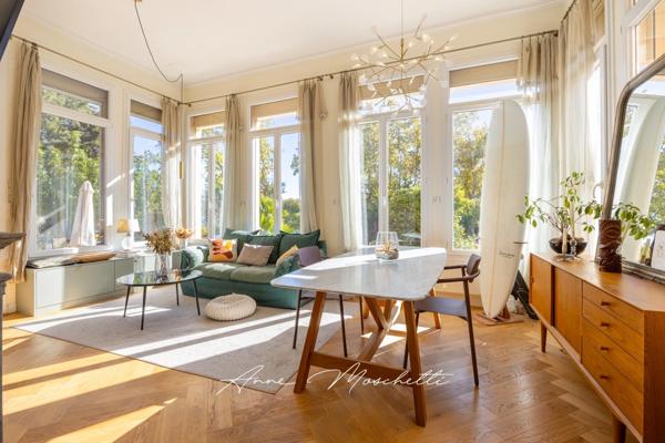 Appartement Bourgeois de 63 M2 Atypique de plein pied à la Ciotat avec un jardin privatif de 830 M2 avec un accès piscine.