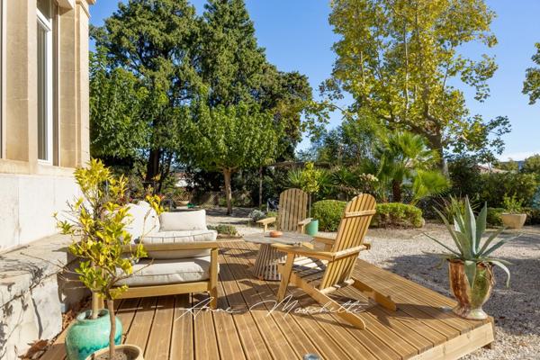 Appartement Bourgeois de 63 M2 Atypique de plein pied à la Ciotat avec un jardin privatif de 830 M2 avec un accès piscine.