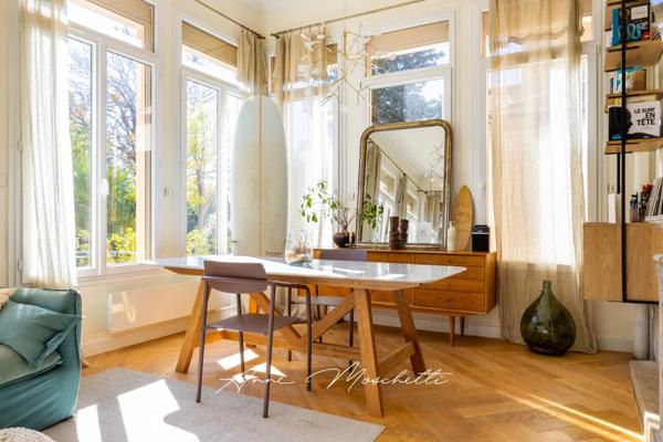 Appartement Bourgeois de 63 M2 Atypique de plein pied à la Ciotat avec un jardin privatif de 830 M2 avec un accès piscine.