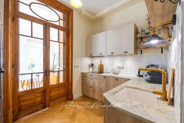 Appartement Bourgeois de 63 M2 Atypique de plein pied à la Ciotat avec un jardin privatif de 830 M2 avec un accès piscine.