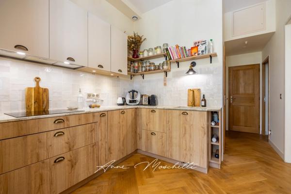 Appartement Bourgeois de 63 M2 Atypique de plein pied à la Ciotat avec un jardin privatif de 830 M2 avec un accès piscine.