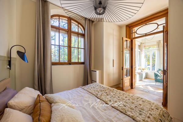 Appartement Bourgeois de 63 M2 Atypique de plein pied à la Ciotat avec un jardin privatif de 830 M2 avec un accès piscine.