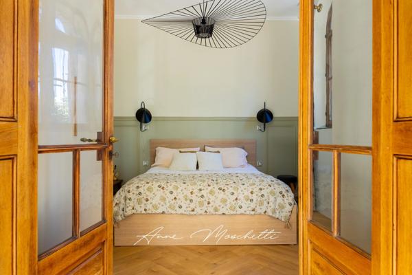 Appartement Bourgeois de 63 M2 Atypique de plein pied à la Ciotat avec un jardin privatif de 830 M2 avec un accès piscine.