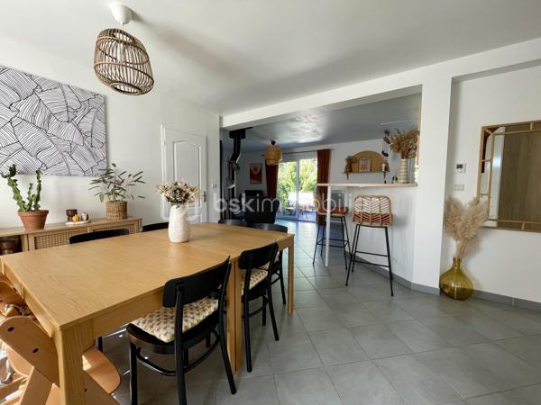 De l'espace, du confort et une maison où il fait bon vivre !

Construite en 2011, cette maison familiale d'environ 120 m² au sol, édifiée sur une parcelle de 430 m², séduit par ses volumes et son agencement fonctionnel.

Dès l'entrée, découvrez une agréable pièce de vie d'environ 38 m2 réunissant salon, salle à manger et cuisine ouverte (aménagée et équipée) , avec un accès direct à la terrasse et au jardin. Le poêle à granulés apporte chaleur et convivialité à cet espace pensé pour les moments en famille.

Un véritable atout : la vie de plain-pied !

Le rez-de-chaussée dispose d'une chambre, d'une salle d'eau avec douche à l'italienne, d'un WC indépendant et d'une buanderie.

À l'étage, trois chambres offrent de belles possibilités d'aménagement, dont deux communicantes permettant d'imaginer un espace parental avec dressing ou bureau, ou encore un univers dédié aux enfants. Un second WC complète ce niveau.

À l'extérieur, profitez d'un jardin avec terrasse pour vos repas, vos moments de détente et les jeux des enfants.

Garage, double vitrage PVC, adoucisseur d'eau, ballon d'eau chaude récent et chauffage principalement assuré par un poêle à granulés viennent compléter les prestations.

Une maison chaleureuse et évolutive, prête à accueillir votre nouvelle histoire !

Contactez-moi pour organiser votre visite.