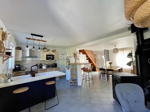 De l'espace, du confort et une maison où il fait bon vivre !

Construite en 2011, cette maison familiale d'environ 120 m² au sol, édifiée sur une parcelle de 430 m², séduit par ses volumes et son agencement fonctionnel.

Dès l'entrée, découvrez une agréable pièce de vie d'environ 38 m2 réunissant salon, salle à manger et cuisine ouverte (aménagée et équipée) , avec un accès direct à la terrasse et au jardin. Le poêle à granulés apporte chaleur et convivialité à cet espace pensé pour les moments en famille.

Un véritable atout : la vie de plain-pied !

Le rez-de-chaussée dispose d'une chambre, d'une salle d'eau avec douche à l'italienne, d'un WC indépendant et d'une buanderie.

À l'étage, trois chambres offrent de belles possibilités d'aménagement, dont deux communicantes permettant d'imaginer un espace parental avec dressing ou bureau, ou encore un univers dédié aux enfants. Un second WC complète ce niveau.

À l'extérieur, profitez d'un jardin avec terrasse pour vos repas, vos moments de détente et les jeux des enfants.

Garage, double vitrage PVC, adoucisseur d'eau, ballon d'eau chaude récent et chauffage principalement assuré par un poêle à granulés viennent compléter les prestations.

Une maison chaleureuse et évolutive, prête à accueillir votre nouvelle histoire !

Contactez-moi pour organiser votre visite.