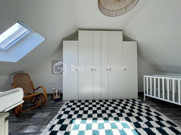 De l'espace, du confort et une maison où il fait bon vivre !

Construite en 2011, cette maison familiale d'environ 120 m² au sol, édifiée sur une parcelle de 430 m², séduit par ses volumes et son agencement fonctionnel.

Dès l'entrée, découvrez une agréable pièce de vie d'environ 38 m2 réunissant salon, salle à manger et cuisine ouverte (aménagée et équipée) , avec un accès direct à la terrasse et au jardin. Le poêle à granulés apporte chaleur et convivialité à cet espace pensé pour les moments en famille.

Un véritable atout : la vie de plain-pied !

Le rez-de-chaussée dispose d'une chambre, d'une salle d'eau avec douche à l'italienne, d'un WC indépendant et d'une buanderie.

À l'étage, trois chambres offrent de belles possibilités d'aménagement, dont deux communicantes permettant d'imaginer un espace parental avec dressing ou bureau, ou encore un univers dédié aux enfants. Un second WC complète ce niveau.

À l'extérieur, profitez d'un jardin avec terrasse pour vos repas, vos moments de détente et les jeux des enfants.

Garage, double vitrage PVC, adoucisseur d'eau, ballon d'eau chaude récent et chauffage principalement assuré par un poêle à granulés viennent compléter les prestations.

Une maison chaleureuse et évolutive, prête à accueillir votre nouvelle histoire !

Contactez-moi pour organiser votre visite.