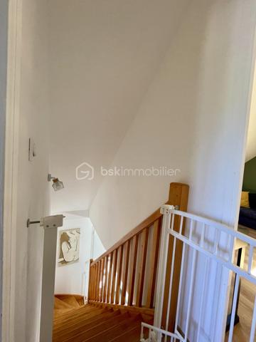 De l'espace, du confort et une maison où il fait bon vivre !

Construite en 2011, cette maison familiale d'environ 120 m² au sol, édifiée sur une parcelle de 430 m², séduit par ses volumes et son agencement fonctionnel.

Dès l'entrée, découvrez une agréable pièce de vie d'environ 38 m2 réunissant salon, salle à manger et cuisine ouverte (aménagée et équipée) , avec un accès direct à la terrasse et au jardin. Le poêle à granulés apporte chaleur et convivialité à cet espace pensé pour les moments en famille.

Un véritable atout : la vie de plain-pied !

Le rez-de-chaussée dispose d'une chambre, d'une salle d'eau avec douche à l'italienne, d'un WC indépendant et d'une buanderie.

À l'étage, trois chambres offrent de belles possibilités d'aménagement, dont deux communicantes permettant d'imaginer un espace parental avec dressing ou bureau, ou encore un univers dédié aux enfants. Un second WC complète ce niveau.

À l'extérieur, profitez d'un jardin avec terrasse pour vos repas, vos moments de détente et les jeux des enfants.

Garage, double vitrage PVC, adoucisseur d'eau, ballon d'eau chaude récent et chauffage principalement assuré par un poêle à granulés viennent compléter les prestations.

Une maison chaleureuse et évolutive, prête à accueillir votre nouvelle histoire !

Contactez-moi pour organiser votre visite.
