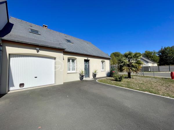 De l'espace, du confort et une maison où il fait bon vivre !

Construite en 2011, cette maison familiale d'environ 120 m² au sol, édifiée sur une parcelle de 430 m², séduit par ses volumes et son agencement fonctionnel.

Dès l'entrée, découvrez une agréable pièce de vie d'environ 38 m2 réunissant salon, salle à manger et cuisine ouverte (aménagée et équipée) , avec un accès direct à la terrasse et au jardin. Le poêle à granulés apporte chaleur et convivialité à cet espace pensé pour les moments en famille.

Un véritable atout : la vie de plain-pied !

Le rez-de-chaussée dispose d'une chambre, d'une salle d'eau avec douche à l'italienne, d'un WC indépendant et d'une buanderie.

À l'étage, trois chambres offrent de belles possibilités d'aménagement, dont deux communicantes permettant d'imaginer un espace parental avec dressing ou bureau, ou encore un univers dédié aux enfants. Un second WC complète ce niveau.

À l'extérieur, profitez d'un jardin avec terrasse pour vos repas, vos moments de détente et les jeux des enfants.

Garage, double vitrage PVC, adoucisseur d'eau, ballon d'eau chaude récent et chauffage principalement assuré par un poêle à granulés viennent compléter les prestations.

Une maison chaleureuse et évolutive, prête à accueillir votre nouvelle histoire !

Contactez-moi pour organiser votre visite.