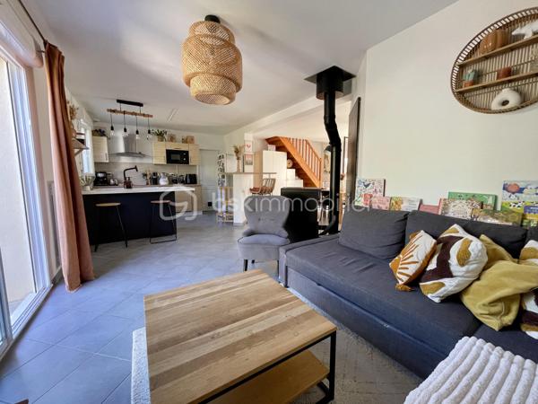 De l'espace, du confort et une maison où il fait bon vivre !

Construite en 2011, cette maison familiale d'environ 120 m² au sol, édifiée sur une parcelle de 430 m², séduit par ses volumes et son agencement fonctionnel.

Dès l'entrée, découvrez une agréable pièce de vie d'environ 38 m2 réunissant salon, salle à manger et cuisine ouverte (aménagée et équipée) , avec un accès direct à la terrasse et au jardin. Le poêle à granulés apporte chaleur et convivialité à cet espace pensé pour les moments en famille.

Un véritable atout : la vie de plain-pied !

Le rez-de-chaussée dispose d'une chambre, d'une salle d'eau avec douche à l'italienne, d'un WC indépendant et d'une buanderie.

À l'étage, trois chambres offrent de belles possibilités d'aménagement, dont deux communicantes permettant d'imaginer un espace parental avec dressing ou bureau, ou encore un univers dédié aux enfants. Un second WC complète ce niveau.

À l'extérieur, profitez d'un jardin avec terrasse pour vos repas, vos moments de détente et les jeux des enfants.

Garage, double vitrage PVC, adoucisseur d'eau, ballon d'eau chaude récent et chauffage principalement assuré par un poêle à granulés viennent compléter les prestations.

Une maison chaleureuse et évolutive, prête à accueillir votre nouvelle histoire !

Contactez-moi pour organiser votre visite.