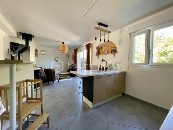 De l'espace, du confort et une maison où il fait bon vivre !

Construite en 2011, cette maison familiale d'environ 120 m² au sol, édifiée sur une parcelle de 430 m², séduit par ses volumes et son agencement fonctionnel.

Dès l'entrée, découvrez une agréable pièce de vie d'environ 38 m2 réunissant salon, salle à manger et cuisine ouverte (aménagée et équipée) , avec un accès direct à la terrasse et au jardin. Le poêle à granulés apporte chaleur et convivialité à cet espace pensé pour les moments en famille.

Un véritable atout : la vie de plain-pied !

Le rez-de-chaussée dispose d'une chambre, d'une salle d'eau avec douche à l'italienne, d'un WC indépendant et d'une buanderie.

À l'étage, trois chambres offrent de belles possibilités d'aménagement, dont deux communicantes permettant d'imaginer un espace parental avec dressing ou bureau, ou encore un univers dédié aux enfants. Un second WC complète ce niveau.

À l'extérieur, profitez d'un jardin avec terrasse pour vos repas, vos moments de détente et les jeux des enfants.

Garage, double vitrage PVC, adoucisseur d'eau, ballon d'eau chaude récent et chauffage principalement assuré par un poêle à granulés viennent compléter les prestations.

Une maison chaleureuse et évolutive, prête à accueillir votre nouvelle histoire !

Contactez-moi pour organiser votre visite.