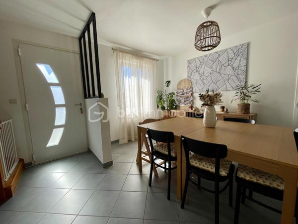De l'espace, du confort et une maison où il fait bon vivre !

Construite en 2011, cette maison familiale d'environ 120 m² au sol, édifiée sur une parcelle de 430 m², séduit par ses volumes et son agencement fonctionnel.

Dès l'entrée, découvrez une agréable pièce de vie d'environ 38 m2 réunissant salon, salle à manger et cuisine ouverte (aménagée et équipée) , avec un accès direct à la terrasse et au jardin. Le poêle à granulés apporte chaleur et convivialité à cet espace pensé pour les moments en famille.

Un véritable atout : la vie de plain-pied !

Le rez-de-chaussée dispose d'une chambre, d'une salle d'eau avec douche à l'italienne, d'un WC indépendant et d'une buanderie.

À l'étage, trois chambres offrent de belles possibilités d'aménagement, dont deux communicantes permettant d'imaginer un espace parental avec dressing ou bureau, ou encore un univers dédié aux enfants. Un second WC complète ce niveau.

À l'extérieur, profitez d'un jardin avec terrasse pour vos repas, vos moments de détente et les jeux des enfants.

Garage, double vitrage PVC, adoucisseur d'eau, ballon d'eau chaude récent et chauffage principalement assuré par un poêle à granulés viennent compléter les prestations.

Une maison chaleureuse et évolutive, prête à accueillir votre nouvelle histoire !

Contactez-moi pour organiser votre visite.