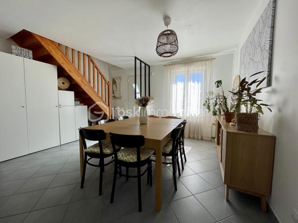 De l'espace, du confort et une maison où il fait bon vivre !

Construite en 2011, cette maison familiale d'environ 120 m² au sol, édifiée sur une parcelle de 430 m², séduit par ses volumes et son agencement fonctionnel.

Dès l'entrée, découvrez une agréable pièce de vie d'environ 38 m2 réunissant salon, salle à manger et cuisine ouverte (aménagée et équipée) , avec un accès direct à la terrasse et au jardin. Le poêle à granulés apporte chaleur et convivialité à cet espace pensé pour les moments en famille.

Un véritable atout : la vie de plain-pied !

Le rez-de-chaussée dispose d'une chambre, d'une salle d'eau avec douche à l'italienne, d'un WC indépendant et d'une buanderie.

À l'étage, trois chambres offrent de belles possibilités d'aménagement, dont deux communicantes permettant d'imaginer un espace parental avec dressing ou bureau, ou encore un univers dédié aux enfants. Un second WC complète ce niveau.

À l'extérieur, profitez d'un jardin avec terrasse pour vos repas, vos moments de détente et les jeux des enfants.

Garage, double vitrage PVC, adoucisseur d'eau, ballon d'eau chaude récent et chauffage principalement assuré par un poêle à granulés viennent compléter les prestations.

Une maison chaleureuse et évolutive, prête à accueillir votre nouvelle histoire !

Contactez-moi pour organiser votre visite.