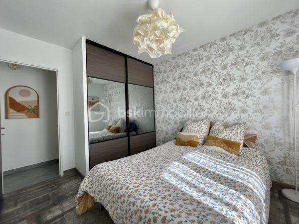 De l'espace, du confort et une maison où il fait bon vivre !

Construite en 2011, cette maison familiale d'environ 120 m² au sol, édifiée sur une parcelle de 430 m², séduit par ses volumes et son agencement fonctionnel.

Dès l'entrée, découvrez une agréable pièce de vie d'environ 38 m2 réunissant salon, salle à manger et cuisine ouverte (aménagée et équipée) , avec un accès direct à la terrasse et au jardin. Le poêle à granulés apporte chaleur et convivialité à cet espace pensé pour les moments en famille.

Un véritable atout : la vie de plain-pied !

Le rez-de-chaussée dispose d'une chambre, d'une salle d'eau avec douche à l'italienne, d'un WC indépendant et d'une buanderie.

À l'étage, trois chambres offrent de belles possibilités d'aménagement, dont deux communicantes permettant d'imaginer un espace parental avec dressing ou bureau, ou encore un univers dédié aux enfants. Un second WC complète ce niveau.

À l'extérieur, profitez d'un jardin avec terrasse pour vos repas, vos moments de détente et les jeux des enfants.

Garage, double vitrage PVC, adoucisseur d'eau, ballon d'eau chaude récent et chauffage principalement assuré par un poêle à granulés viennent compléter les prestations.

Une maison chaleureuse et évolutive, prête à accueillir votre nouvelle histoire !

Contactez-moi pour organiser votre visite.