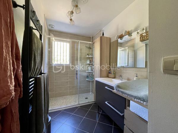 De l'espace, du confort et une maison où il fait bon vivre !

Construite en 2011, cette maison familiale d'environ 120 m² au sol, édifiée sur une parcelle de 430 m², séduit par ses volumes et son agencement fonctionnel.

Dès l'entrée, découvrez une agréable pièce de vie d'environ 38 m2 réunissant salon, salle à manger et cuisine ouverte (aménagée et équipée) , avec un accès direct à la terrasse et au jardin. Le poêle à granulés apporte chaleur et convivialité à cet espace pensé pour les moments en famille.

Un véritable atout : la vie de plain-pied !

Le rez-de-chaussée dispose d'une chambre, d'une salle d'eau avec douche à l'italienne, d'un WC indépendant et d'une buanderie.

À l'étage, trois chambres offrent de belles possibilités d'aménagement, dont deux communicantes permettant d'imaginer un espace parental avec dressing ou bureau, ou encore un univers dédié aux enfants. Un second WC complète ce niveau.

À l'extérieur, profitez d'un jardin avec terrasse pour vos repas, vos moments de détente et les jeux des enfants.

Garage, double vitrage PVC, adoucisseur d'eau, ballon d'eau chaude récent et chauffage principalement assuré par un poêle à granulés viennent compléter les prestations.

Une maison chaleureuse et évolutive, prête à accueillir votre nouvelle histoire !

Contactez-moi pour organiser votre visite.