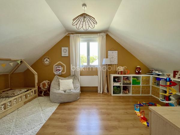 De l'espace, du confort et une maison où il fait bon vivre !

Construite en 2011, cette maison familiale d'environ 120 m² au sol, édifiée sur une parcelle de 430 m², séduit par ses volumes et son agencement fonctionnel.

Dès l'entrée, découvrez une agréable pièce de vie d'environ 38 m2 réunissant salon, salle à manger et cuisine ouverte (aménagée et équipée) , avec un accès direct à la terrasse et au jardin. Le poêle à granulés apporte chaleur et convivialité à cet espace pensé pour les moments en famille.

Un véritable atout : la vie de plain-pied !

Le rez-de-chaussée dispose d'une chambre, d'une salle d'eau avec douche à l'italienne, d'un WC indépendant et d'une buanderie.

À l'étage, trois chambres offrent de belles possibilités d'aménagement, dont deux communicantes permettant d'imaginer un espace parental avec dressing ou bureau, ou encore un univers dédié aux enfants. Un second WC complète ce niveau.

À l'extérieur, profitez d'un jardin avec terrasse pour vos repas, vos moments de détente et les jeux des enfants.

Garage, double vitrage PVC, adoucisseur d'eau, ballon d'eau chaude récent et chauffage principalement assuré par un poêle à granulés viennent compléter les prestations.

Une maison chaleureuse et évolutive, prête à accueillir votre nouvelle histoire !

Contactez-moi pour organiser votre visite.