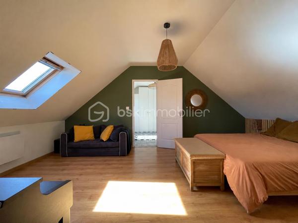 De l'espace, du confort et une maison où il fait bon vivre !

Construite en 2011, cette maison familiale d'environ 120 m² au sol, édifiée sur une parcelle de 430 m², séduit par ses volumes et son agencement fonctionnel.

Dès l'entrée, découvrez une agréable pièce de vie d'environ 38 m2 réunissant salon, salle à manger et cuisine ouverte (aménagée et équipée) , avec un accès direct à la terrasse et au jardin. Le poêle à granulés apporte chaleur et convivialité à cet espace pensé pour les moments en famille.

Un véritable atout : la vie de plain-pied !

Le rez-de-chaussée dispose d'une chambre, d'une salle d'eau avec douche à l'italienne, d'un WC indépendant et d'une buanderie.

À l'étage, trois chambres offrent de belles possibilités d'aménagement, dont deux communicantes permettant d'imaginer un espace parental avec dressing ou bureau, ou encore un univers dédié aux enfants. Un second WC complète ce niveau.

À l'extérieur, profitez d'un jardin avec terrasse pour vos repas, vos moments de détente et les jeux des enfants.

Garage, double vitrage PVC, adoucisseur d'eau, ballon d'eau chaude récent et chauffage principalement assuré par un poêle à granulés viennent compléter les prestations.

Une maison chaleureuse et évolutive, prête à accueillir votre nouvelle histoire !

Contactez-moi pour organiser votre visite.